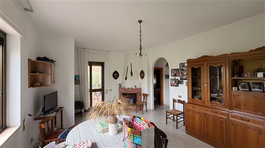 Villa Di 3 Vani e Acc. In Buono Stato, Rivestita In Pietra e Recintata.